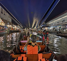 再集合後、蛍クルーズ乗船へ